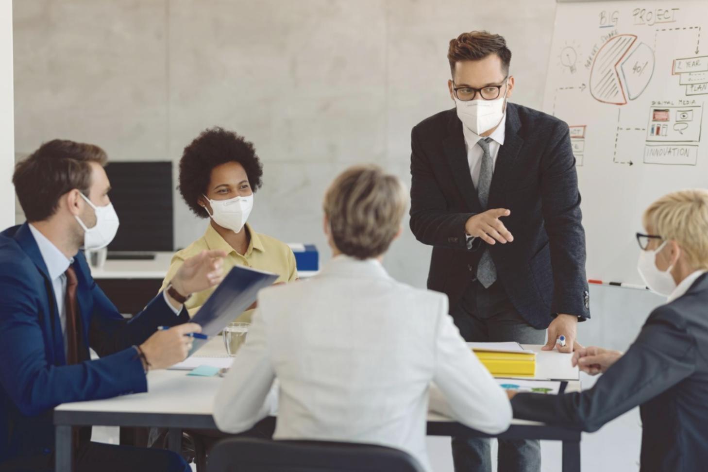 Teilnehmer arbeiten gemeinsam an realen Kostenmanagement-Projekten