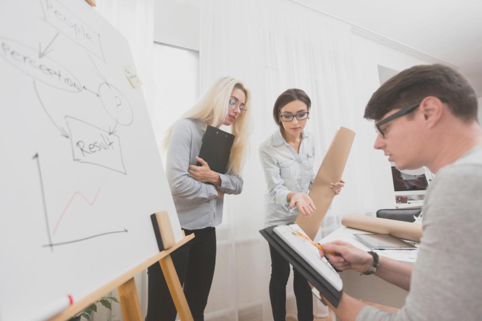 Teilnehmer bei der praktischen Arbeit an Kostenmanagement-Strategien